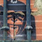 Graffiti von Affen hinter Gitterstäben